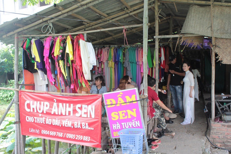 Ngoài việc bán vé cho khách chụp ảnh, tại các đầm sen, các dịch vụ cho thuê quần áo, trang điểm, làm tóc… cũng luôn tấp nập khách vào ra. Trong đó, tại đây giá thuê áo dài từ 100-120 nghìn đồng/bộ, trang điểm là 100 nghìn/lượt, áo yếm, váy đụp từ 30-50 đồng/chiếc… Ngoài ra, nếu khách muốn thuê thợ chụp ảnh giá vào khoảng 300 nghìn đồng/ người.