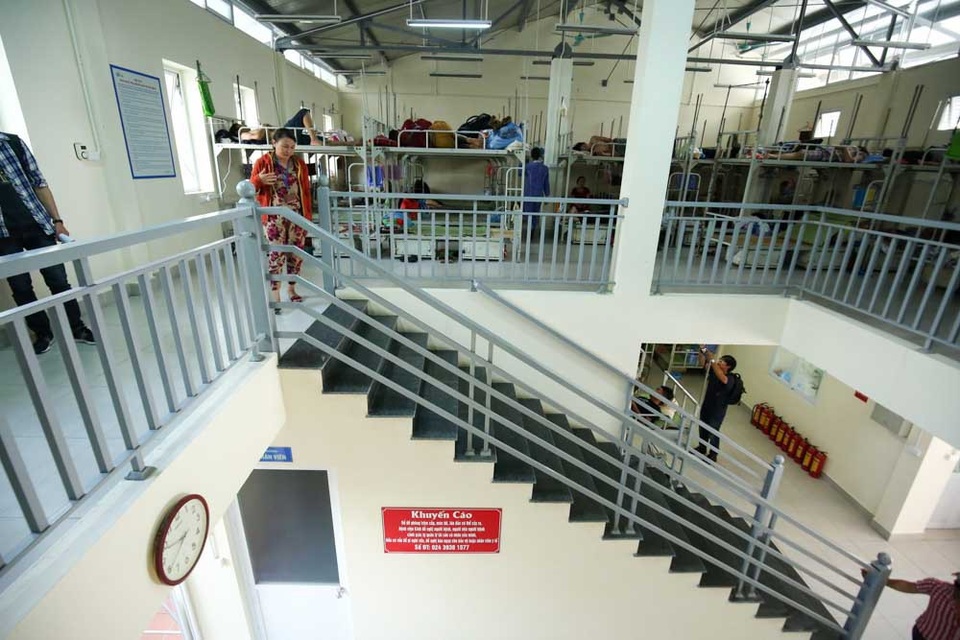 "Mục sở thị" nhà trọ giá 15 nghìn đồng ở bệnh viện Việt Đức - 4
Các giường tầng được bố trí trong một khu nhà hai tầng khá thoáng mát.