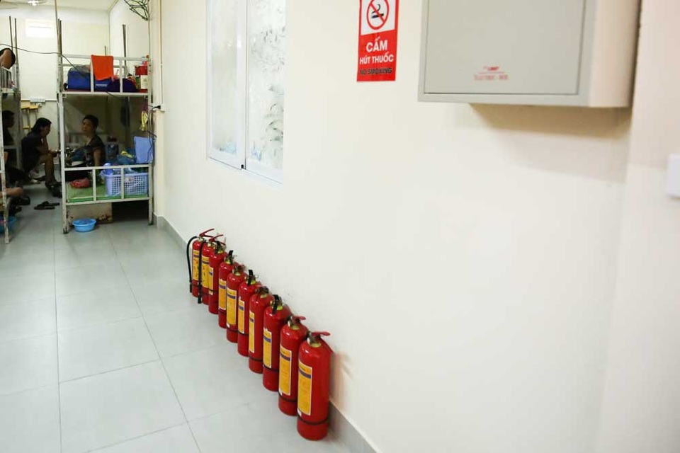 "Mục sở thị" nhà trọ giá 15 nghìn đồng ở bệnh viện Việt Đức - 11
Nhà trọ cũng được trang bị dụng cụ chữa cháy theo quy định.