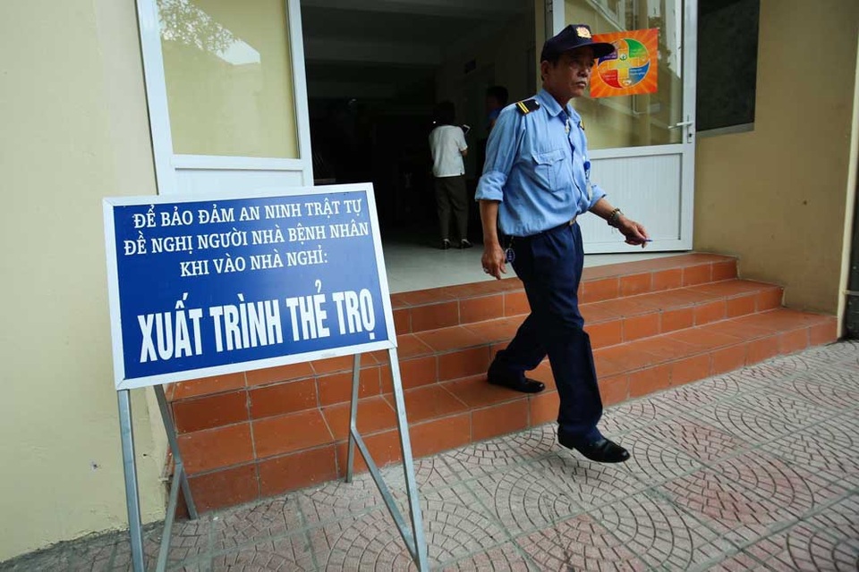 "Mục sở thị" nhà trọ giá 15 nghìn đồng ở bệnh viện Việt Đức - 2
Khu nhà trọ giá rẻ nhằm mục đích giảm bớt gánh nặng tài chính cho các gia đình bệnh nhân. Được biết, giá thuê trọ ở ngoài các bệnh viện khá đắt, khoảng từ 100.000 đồng đến 200.000 đồng mỗi ngày đêm.