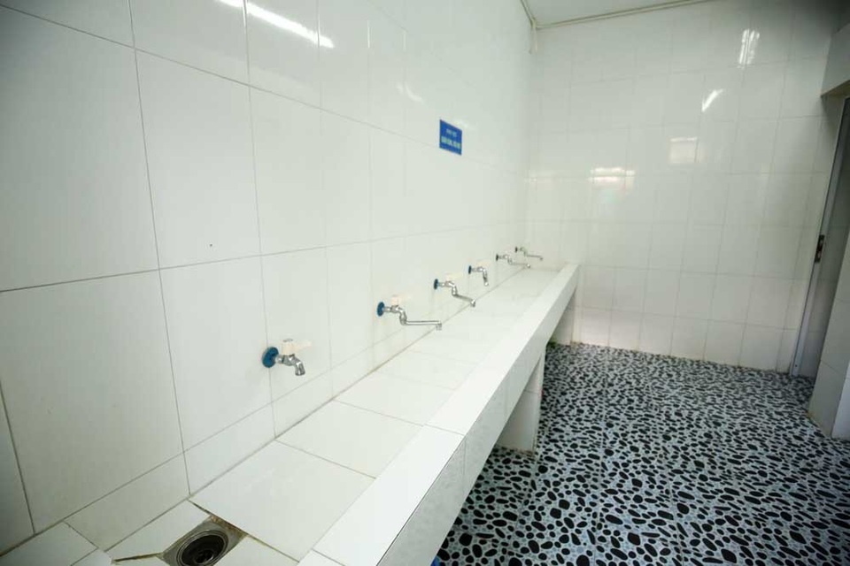 "Mục sở thị" nhà trọ giá 15 nghìn đồng ở bệnh viện Việt Đức - 10
Khu vệ sinh của nhà trọ.