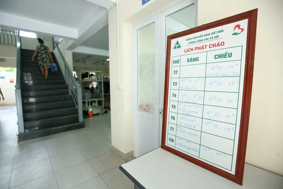 "Mục sở thị" nhà trọ giá 15 nghìn đồng ở bệnh viện Việt Đức - 9
Khu nhà trọ có gần 200 giường. Nơi đây cũng thường xuyên có các nhóm thiện nguyện đến phát đồ ăn miễn phí.