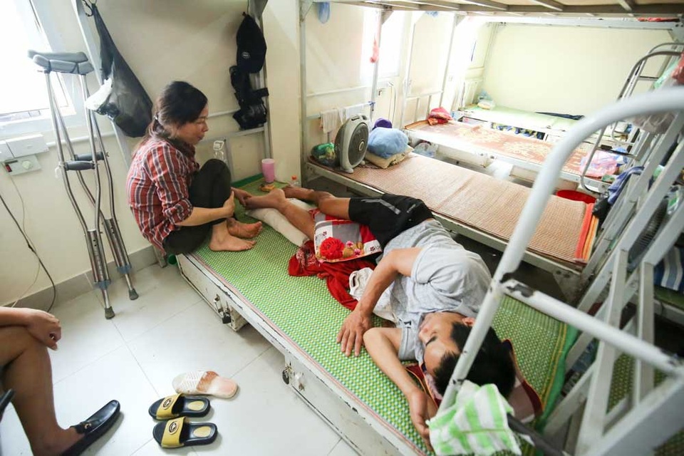 "Mục sở thị" nhà trọ giá 15 nghìn đồng ở bệnh viện Việt Đức - 6
Mỗi giường nghỉ có ngăn để đồ cá nhân cùng khoá riêng.
