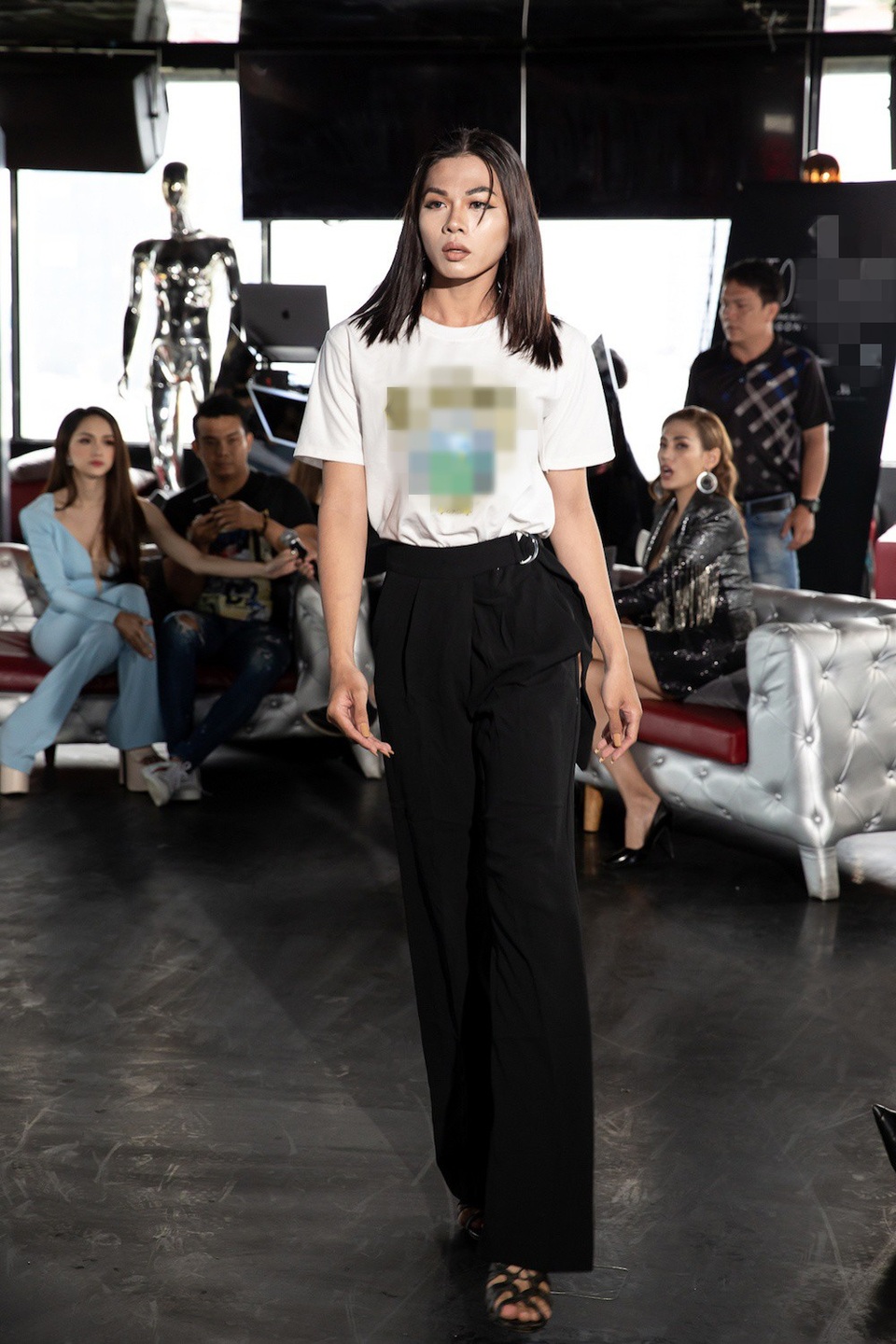 Võ Hoàng Yến mặc sexy thị phạm dàn mẫu “phi giới tính” sau chấn thương đau đớn - 14