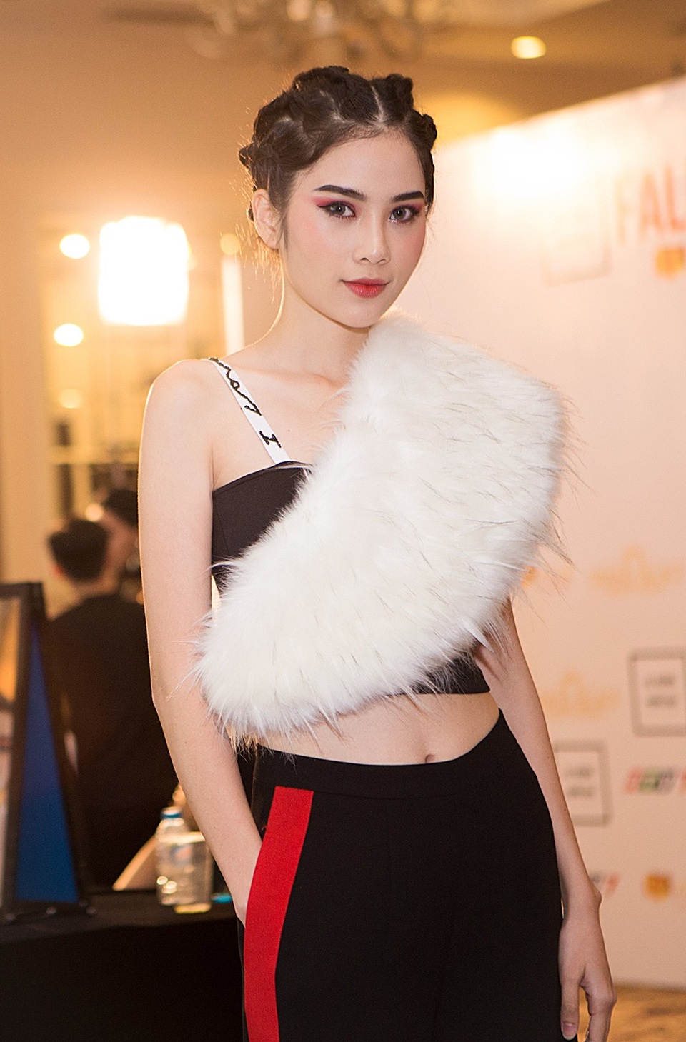 Chị gái Nam Em trầy trật, loay hoay thoát khỏi cái bóng của em gái - 9 Chị gái Nam Em trầy trật, loay hoay thoát khỏi cái bóng của em gái - 9