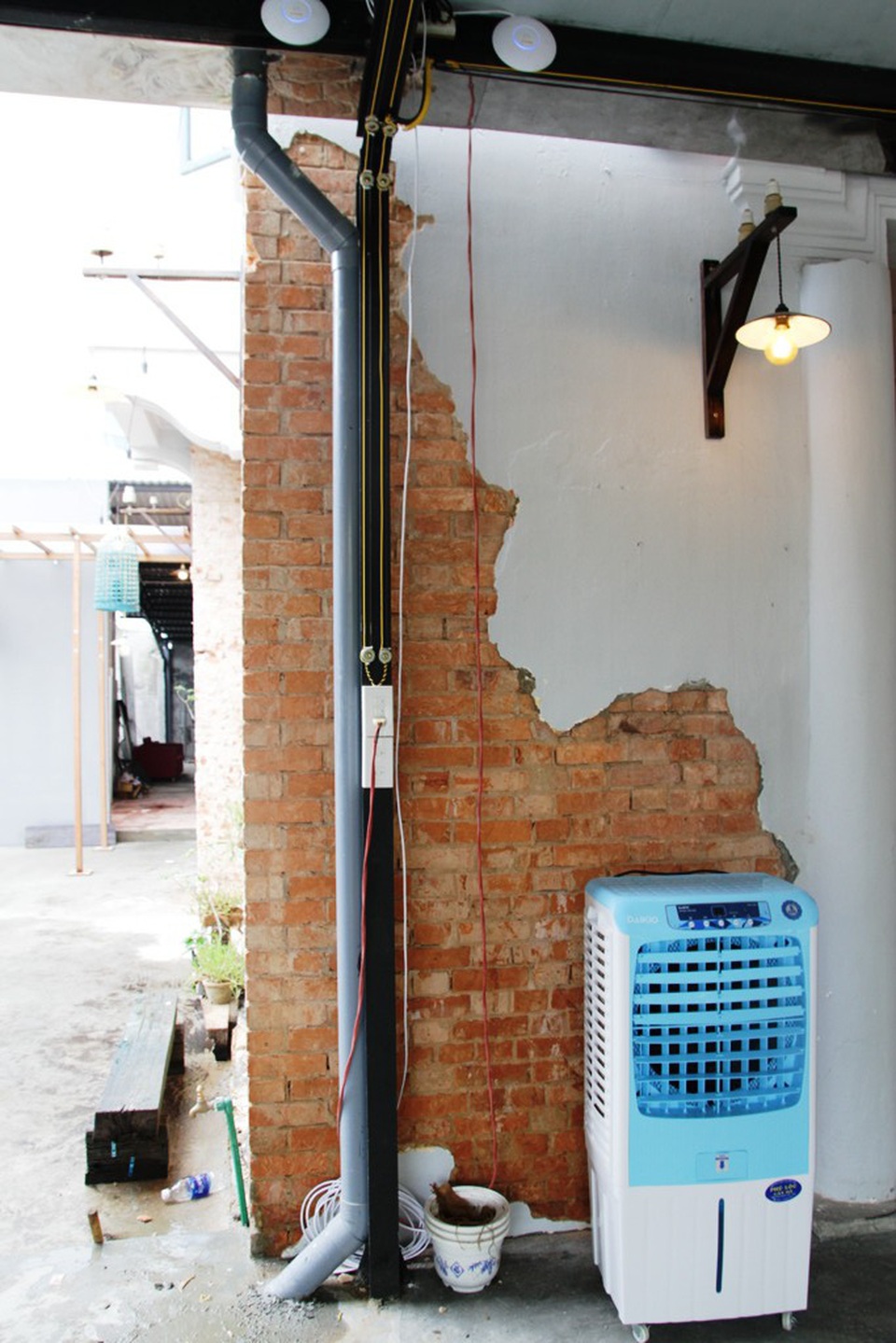 Nhà công sản kiến trúc Pháp 100 năm tuổi bị phá tường làm quán cà phê - 3 Nhà công sản kiến trúc Pháp 100 năm tuổi bị phá tường làm quán cà phê - 3