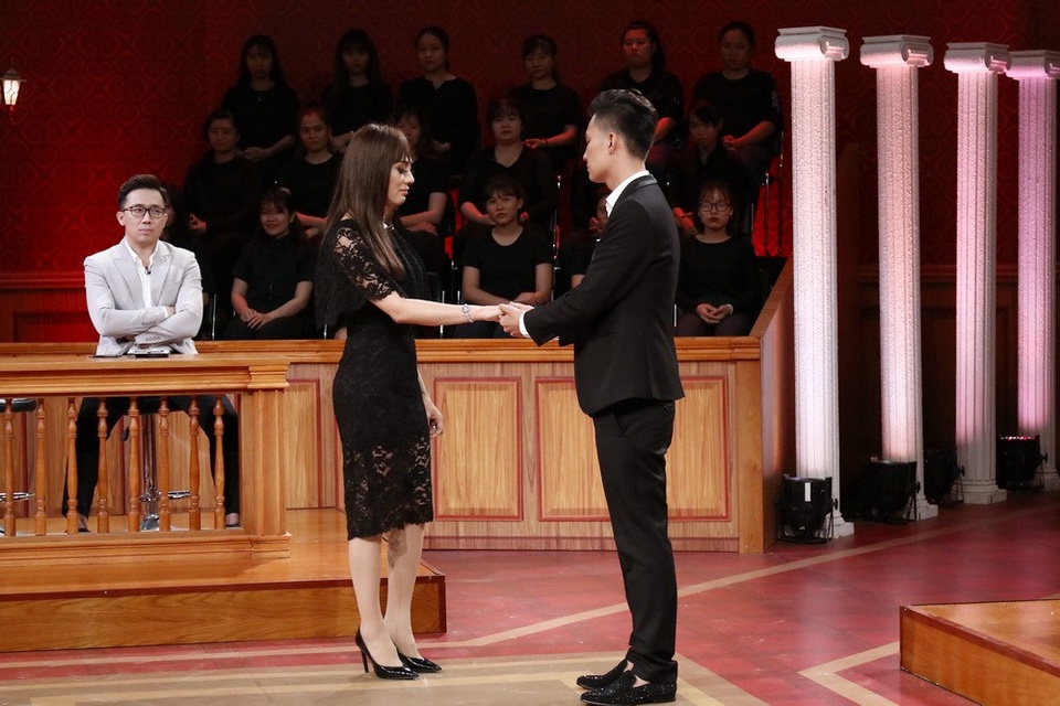 Ông xã Lâm Khánh Chi tiết lộ sức khỏe của nữ ca sỹ giảm sút nghiêm trọng do phẫu thuật chuyển giới - 4 Trước khi công bố kết quả cuối cùng, Phi Hùng một lần nữa khiến cả phiên tòa xúc động trước lời bộc bạch dành cho bà xã: “Cái quan trọng nhất với anh bây giờ là sức khỏe của em. Anh không muốn 5 - 10 năm nữa em không còn nhận ra anh là ai…”.
