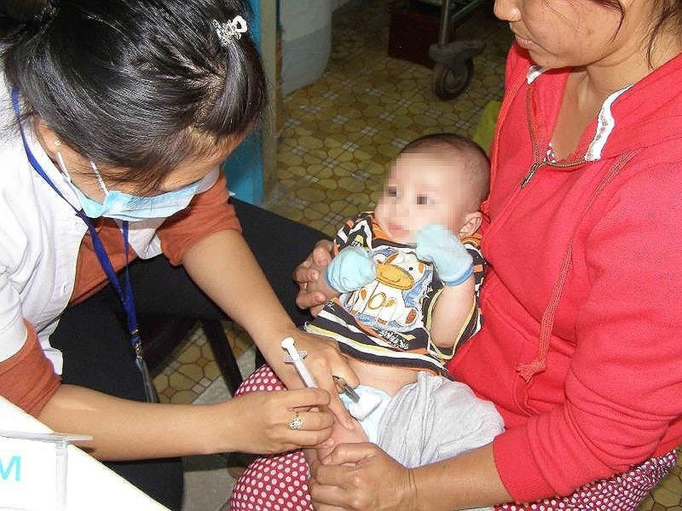 Vắc xin cận ngày sử dụng không gây nguy hại cho trẻ - 1 Một trẻ đang được tiêm ngừa vaccine phòng bệnh. Ảnh: TRẦN NGỌC
