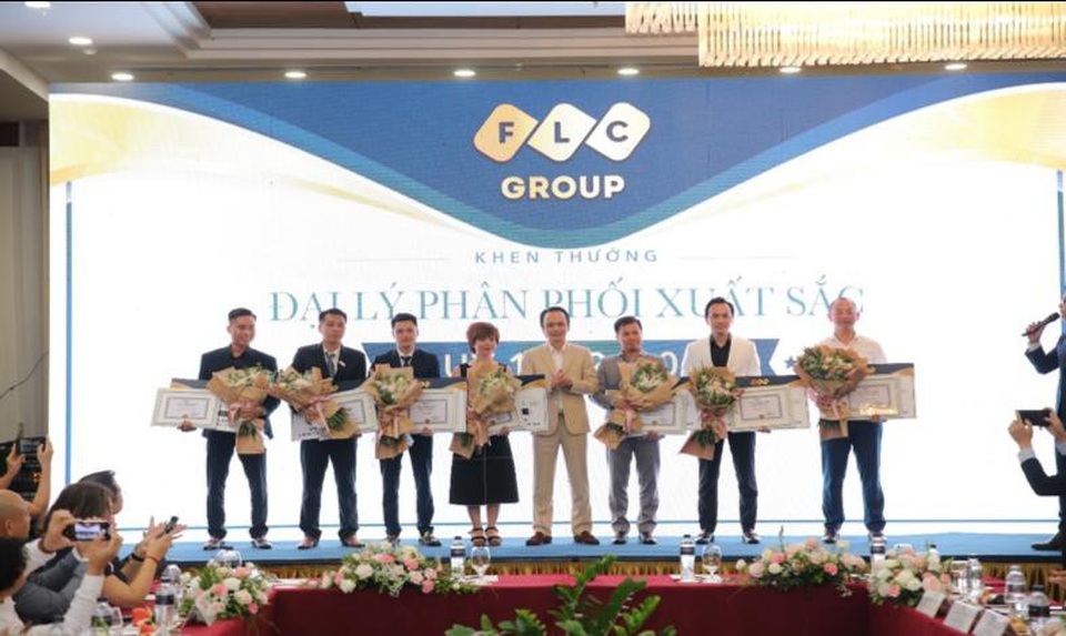 Đại Phú Thành nhận danh hiệu Đại lý xuất sắc từ Tập đoàn FLC - 1
Chiều ngày 31/5/2018, Đại Phú Thành vinh dự nhận giải thưởng “Đại lý xuất sắc” danh giá từ Tập đoàn FLC.