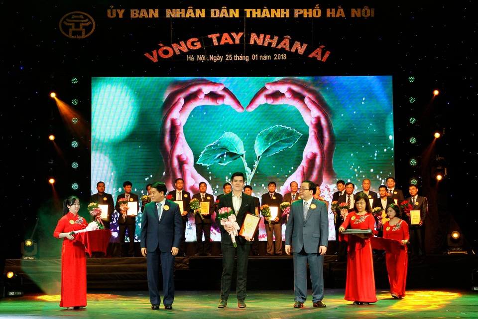 Khai Sơn với những hoạt động hướng về cộng đồng - 1
Công ty Cổ phần Khai Sơn ủng hộ chương trình “Vòng tay nhân ái” của TP. Hà Nội 1 tỷ VNĐ