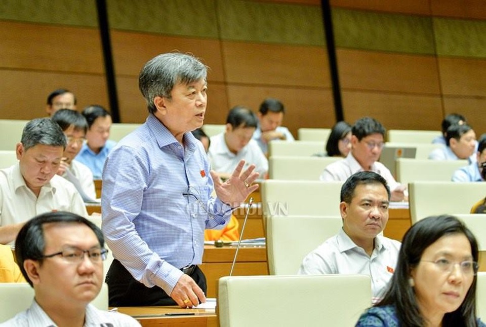 Chủ tịch Quốc hội: Trả lại tên gọi cũ "trạm thu phí BOT" là được - 4
Đại biểu Trương Trọng Nghĩa dẫn thông tin trên báo Dân trí để chất vấn Bộ trưởng Nguyễn Văn Thể