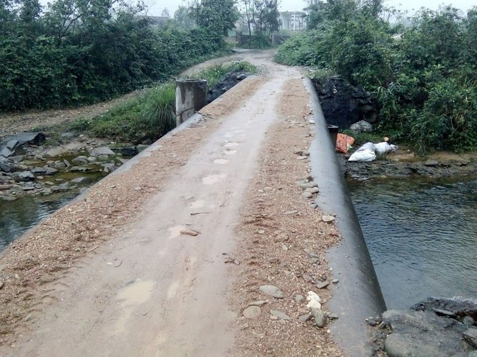 “Lạnh xương sống” khi qua cây cầu được ghép bằng ống bê tông - 1 Mặt cầu được gia cố bằng 1 lớp cát sỏi để phủ kín rãnh giữa các ống bê tông.