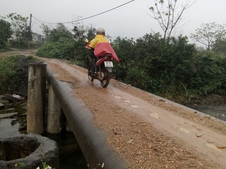 “Lạnh xương sống” khi qua cây cầu được ghép bằng ống bê tông - 5 Theo chính quyền địa phương, việc tu sửa và thay thế chiếc cầu tạm trên là cấp bách nhưng do không có kinh phí nên đành bất lực.