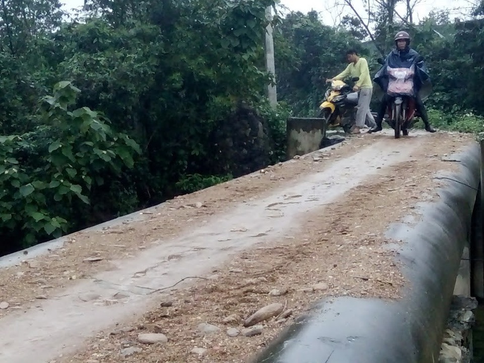 “Lạnh xương sống” khi qua cây cầu được ghép bằng ống bê tông - 2 Biết việc qua cây cầu này là rất nguy hiểm nhưng hàng trăm người dân ở đây không còn sự lựa chọn nào khác.