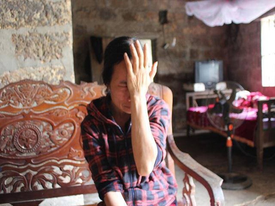 Chảy nước mắt trước tình cảnh cậu học trò nghèo bị ung thư máu - 2 Chị Thi bật khóc nức nở khi thuật lại giây phút được phía bệnh viện thông báo con trai bị ung thư máu.