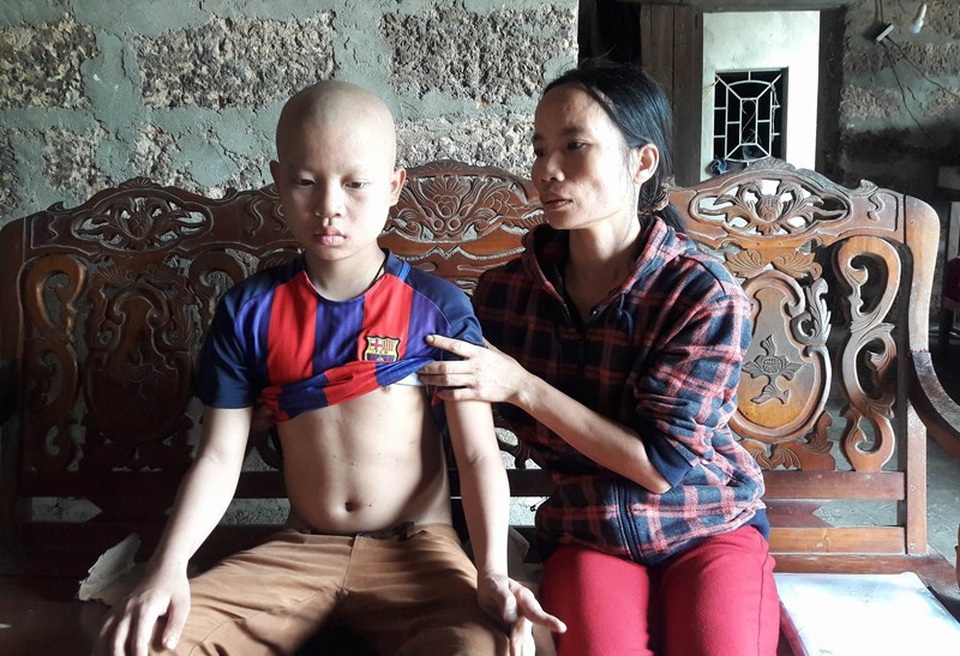Chảy nước mắt trước tình cảnh cậu học trò nghèo bị ung thư máu - 3 Chị Thi đã làm đủ cách đã vực dậy tinh thần của con trai để tiếp tục hành trình duy trì sự sống cho con.