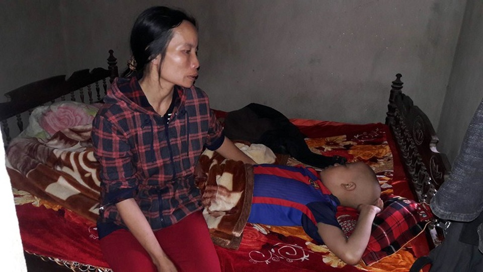 Chảy nước mắt trước tình cảnh cậu học trò nghèo bị ung thư máu - 1 Chị Thi cạn nước mắt trước tình cảnh hiểm nghèo của đứa con trai ngoan hiền, cũng là một học sinh học giỏi của nhà trường.