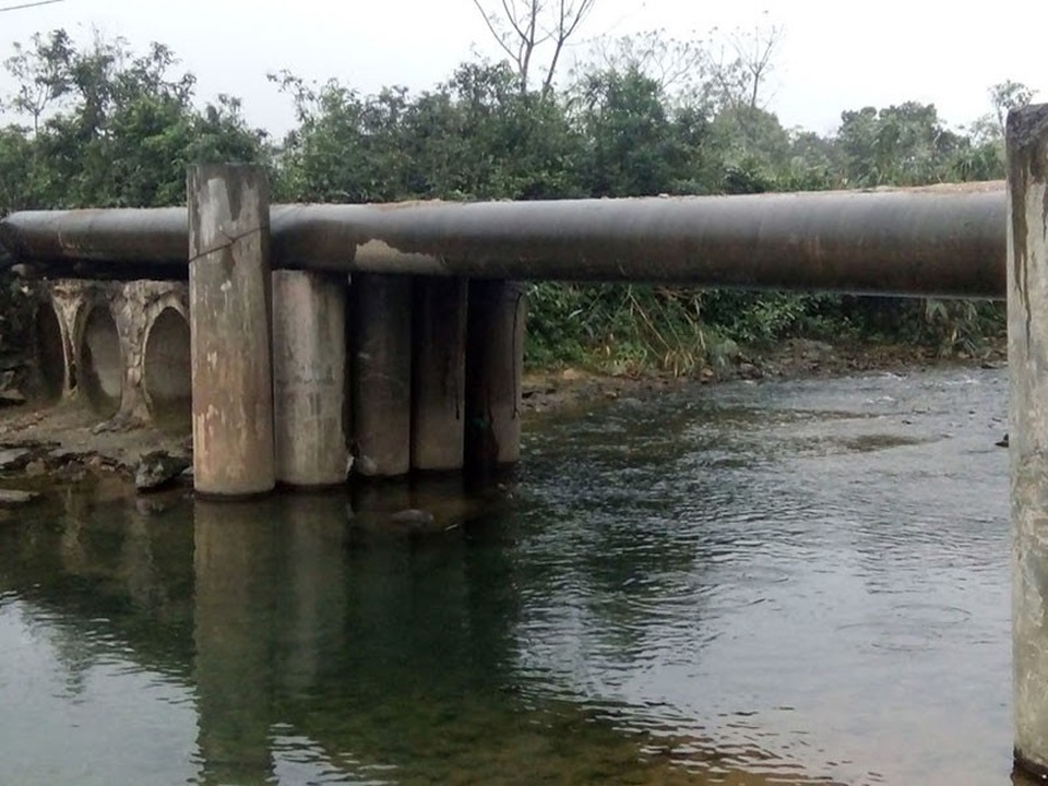 “Lạnh xương sống” khi qua cây cầu được ghép bằng ống bê tông - 3 Con suối nơi chiếc cầu tạm bắc qua về mùa lũ nước dâng cao chia cắt xóm Ngụ Dẻ.