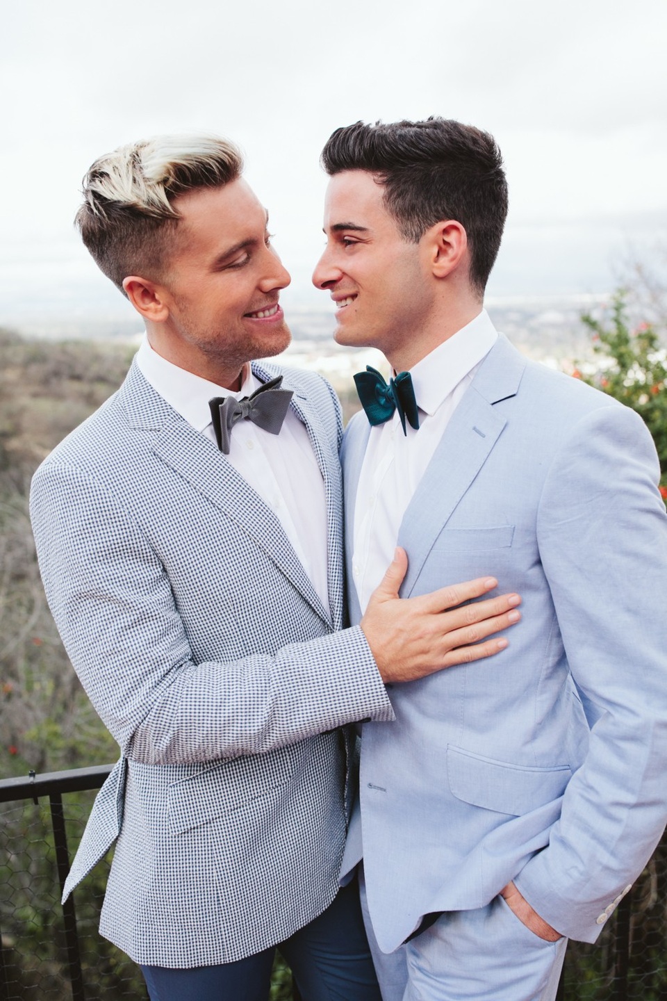 
Ca sỹ nổi tiếng người Mỹ xác nhận thông tin mình là người đồng tính vào năm 2006.
