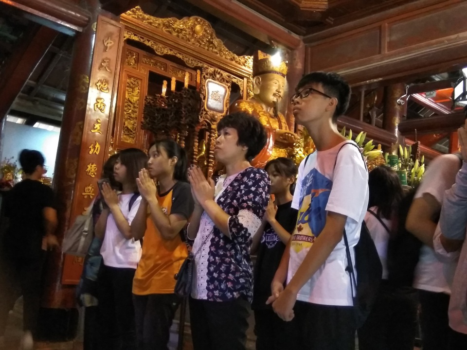 Hà Nội: Sĩ tử tấp nập đến Văn Miếu cầu may trước ngày thi lớp 10 - 2 Phụ huynh và học sinh cùng đi cầu may tại Văn Miếu.