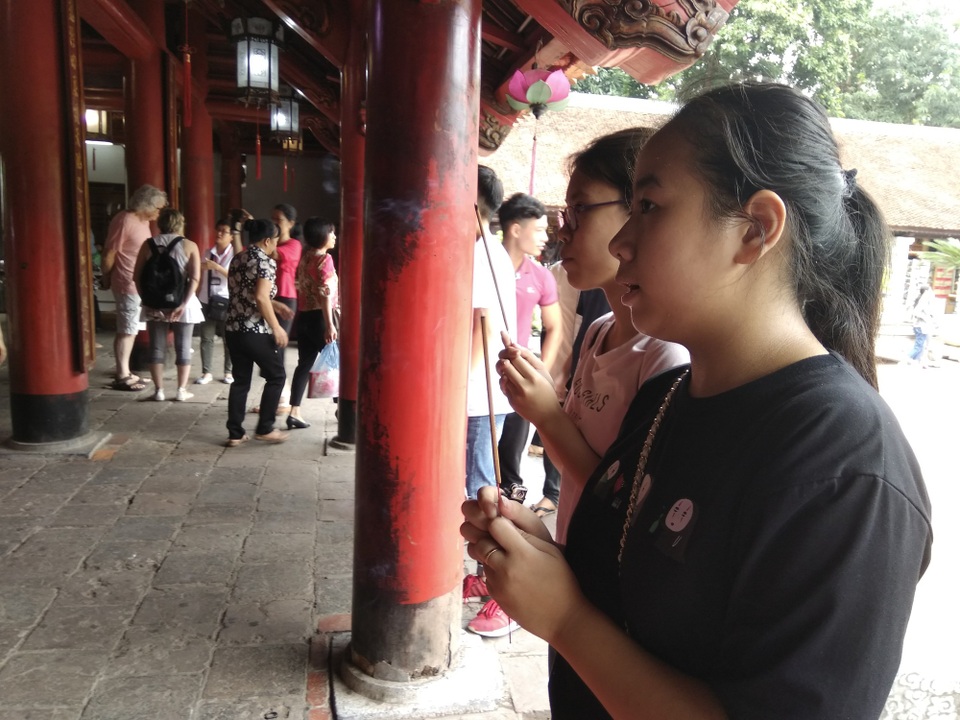 Hà Nội: Sĩ tử tấp nập đến Văn Miếu cầu may trước ngày thi lớp 10 - 3 Học sinh Lê Vi, Trường THCS Phạm Hồng Thái đang cầu mong mình thi đỗ vào lớp 10 Trường THPT Phạm Hồng Thái. Cùng đi với Vi, có cả bố.