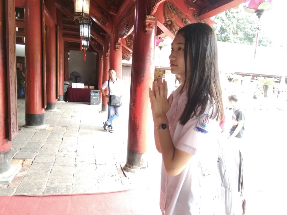 Hà Nội: Sĩ tử tấp nập đến Văn Miếu cầu may trước ngày thi lớp 10 - 4 Hà Nội: Sĩ tử tấp nập đến Văn Miếu cầu may trước ngày thi lớp 10 - 4