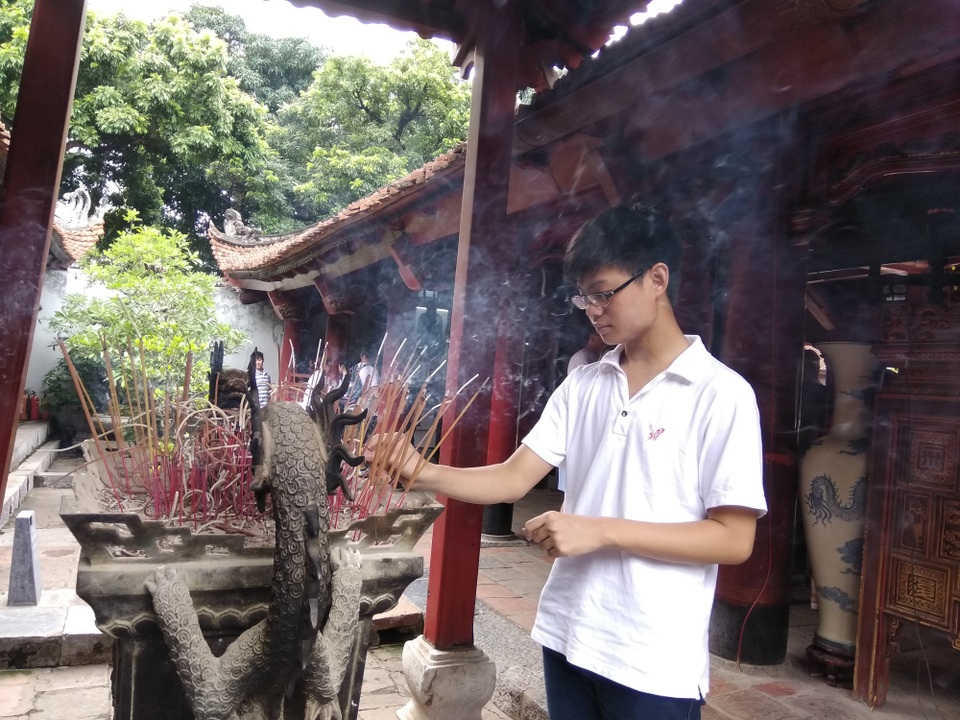 Hà Nội: Sĩ tử tấp nập đến Văn Miếu cầu may trước ngày thi lớp 10 - 5
Thậm chí, một học sinh lớp 8 đến từ Sơn La cũng tranh thủ thời gian nghỉ hè đến Văn Miếu cầu mong năm sau mình thi đỗ vào lớp 10 Trường THPT chuyên Sơn La.