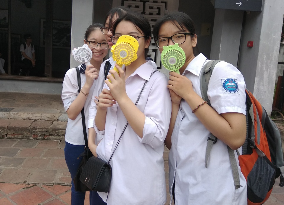 Hà Nội: Sĩ tử tấp nập đến Văn Miếu cầu may trước ngày thi lớp 10 - 16 Giây phút tinh nghịch của học sinh lớp 9 ngay trong sân Văn Miếu.