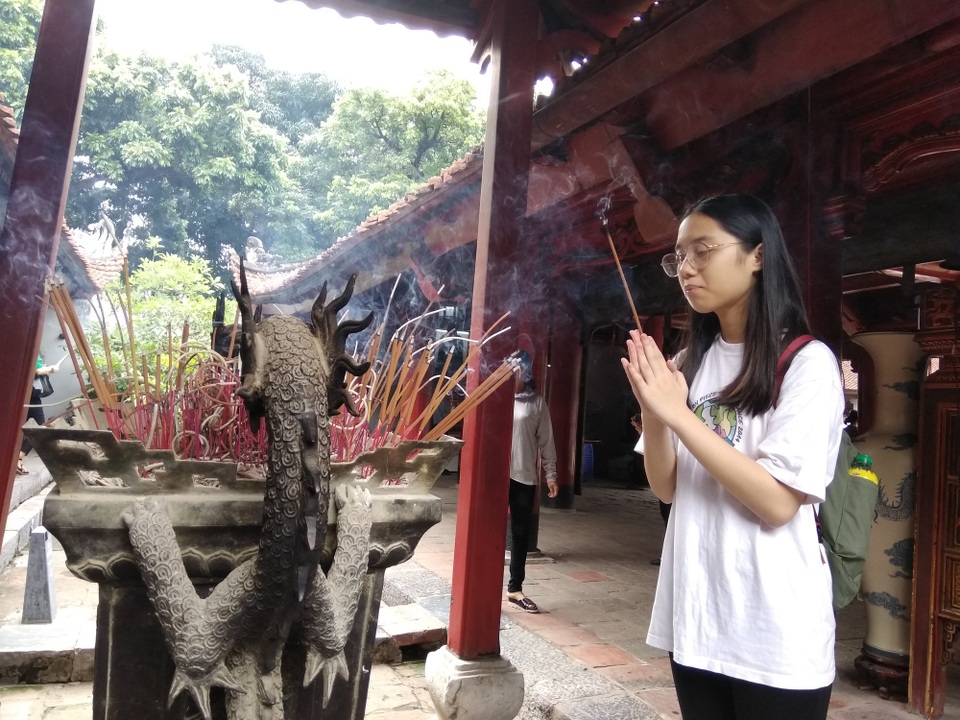 Hà Nội: Sĩ tử tấp nập đến Văn Miếu cầu may trước ngày thi lớp 10 - 1 Em Nguyễn Ngọc Minh, học sinh Trường THCS Lê Hồng Phong, đang cầu mong thi đỗ vào Trường chuyên Nguyễn Huệ, Hà Nội.