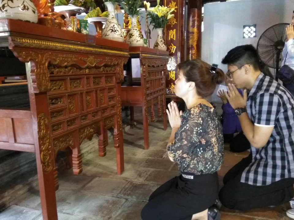 Hà Nội: Sĩ tử tấp nập đến Văn Miếu cầu may trước ngày thi lớp 10 - 7 Nguyễn Tuấn Hưng cùng mẹ đến Văn Miếu cầu mong thi đỗ vào lớp 10 THPT Phạm Hồng Thái.