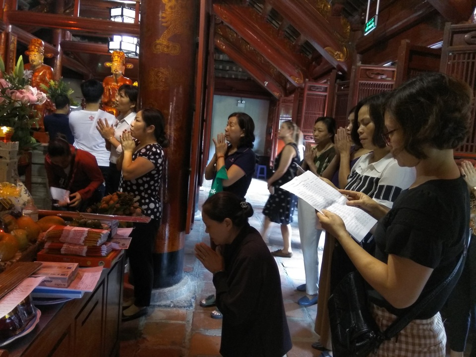 Hà Nội: Sĩ tử tấp nập đến Văn Miếu cầu may trước ngày thi lớp 10 - 8 Phụ huynh mang danh sách học sinh cả lớp đến đọc trước ban thờ.
