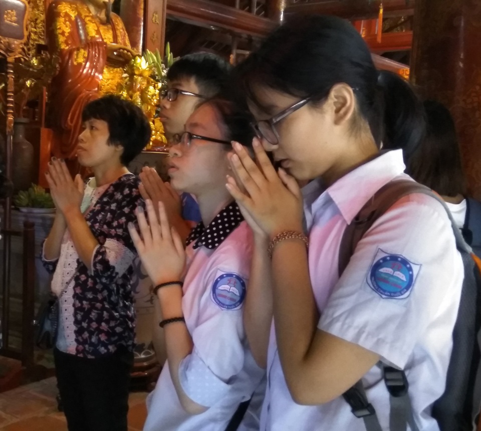 Hà Nội: Sĩ tử tấp nập đến Văn Miếu cầu may trước ngày thi lớp 10 - 10 Hà Nội: Sĩ tử tấp nập đến Văn Miếu cầu may trước ngày thi lớp 10 - 10