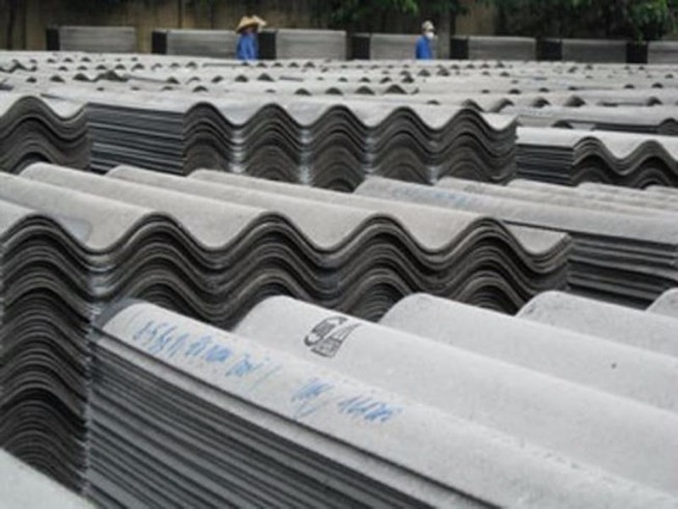 Đề án dừng sử dụng amiăng trắng của Bộ Xây dựng bị chê là phiến diện, thiếu công bằng - 1 
Việc Bộ Xây dựng dự kiến dừng sản xuất amiăng trắng gây nên nhiều ý kiến phản đối (Ảnh minh họa/PLO)