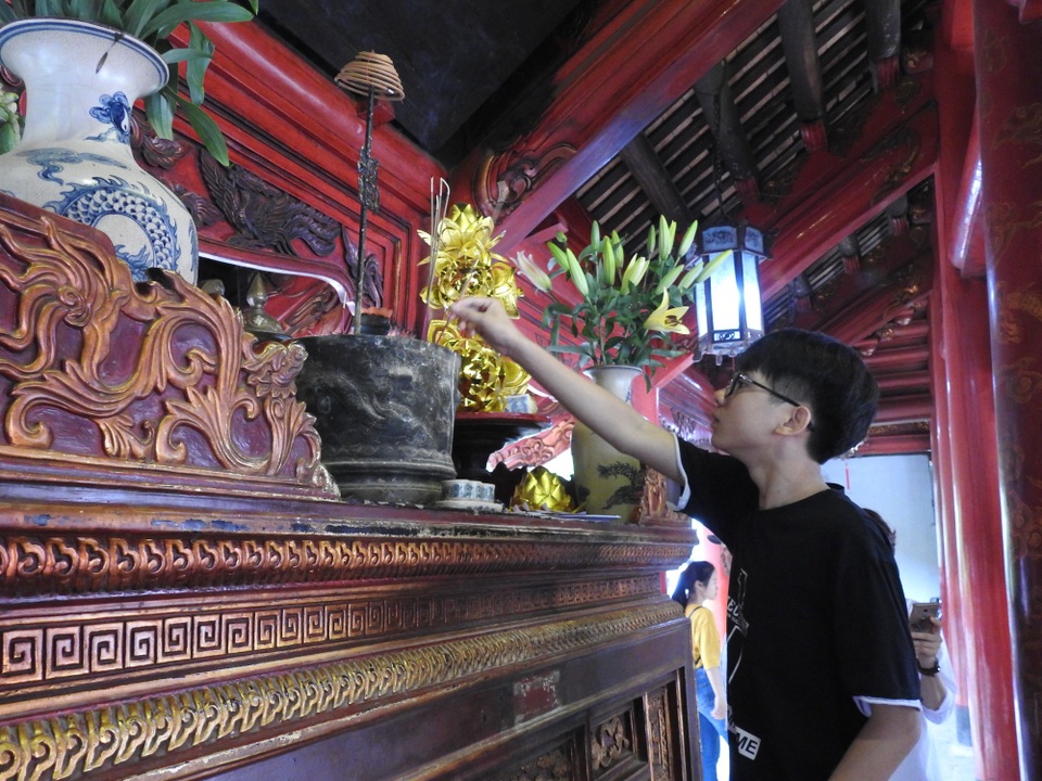 Hà Nội: Sĩ tử tấp nập đến Văn Miếu cầu may trước ngày thi lớp 10 - 11 Hà Nội: Sĩ tử tấp nập đến Văn Miếu cầu may trước ngày thi lớp 10 - 11
