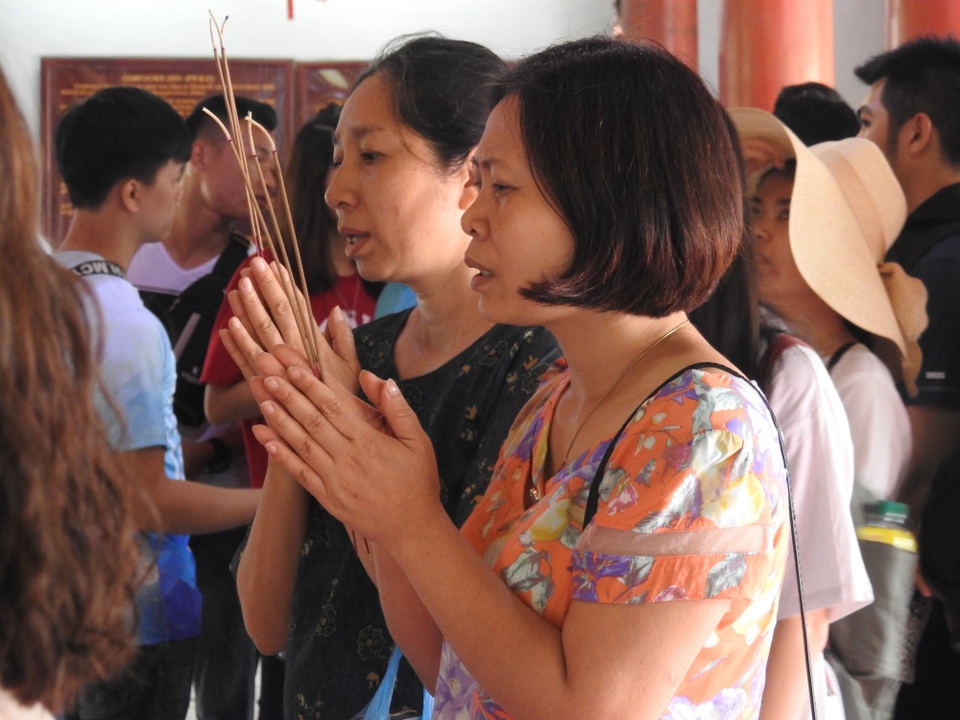 Hà Nội: Sĩ tử tấp nập đến Văn Miếu cầu may trước ngày thi lớp 10 - 12 Phụ huynh em Ngọc Minh (áo hoa xanh) đang thắp hương cầu mong con em mình đỗ vào Trường THPT chuyên Nguyễn Huệ.