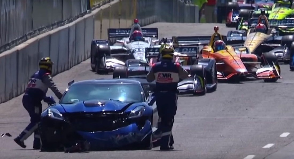 Phó chủ tịch GM lái siêu xe gây tai nạn trên đường đua Indy 500 - 1
Người cầm lái chiếc Corvette ZR1 là Mark Reuss - phó chủ tịch GM, và ngồi ở ghế phụ là Mark Sandy - một lãnh đạo của IndyCar