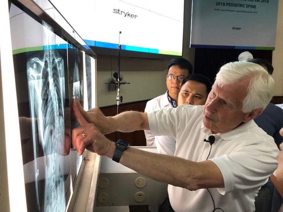 Cha mẹ có thể nhận biết con bị vẹo cột sống nhờ động tác đơn giản - 2
GS Stuart Weinstein hướng dẫn học viên nhận biết những cong vẹo bất thường cột sống trên phim chụp. Ảnh: H.Hải