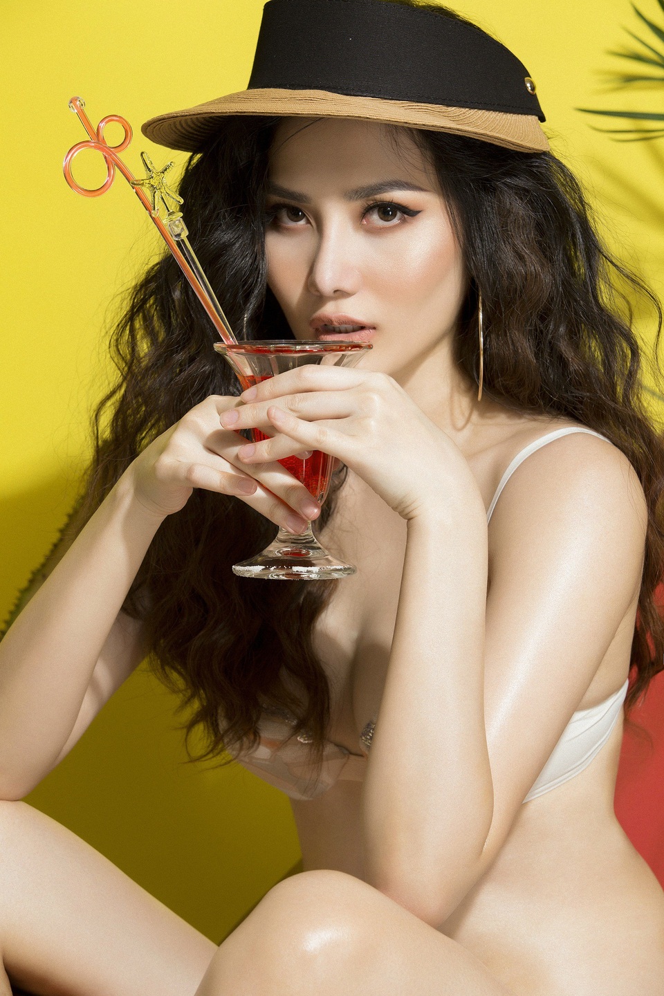 Diệu Linh sinh ra tại Hải Phòng trong một gia đình có truyền thống làm việc trong ngành Luật. Tốt nghiệp Cao đẳng du lịch Hải Phòng, Diệu Linh quyết định Nam tiến và hoạt động thời gian dài tại TPHCM.