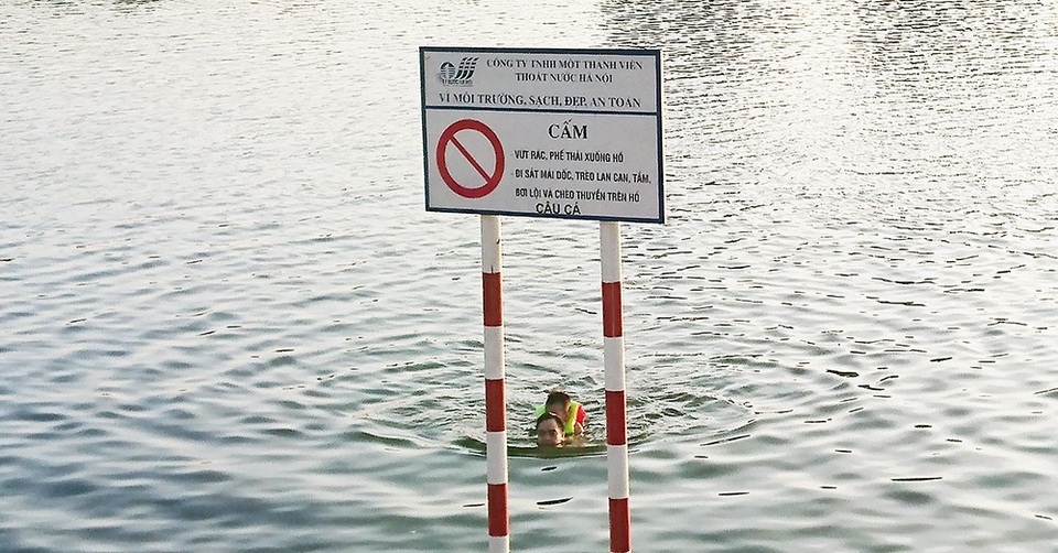 
Ngoài biển cảnh báo nguy hiểm, ở hồ Linh Đàm còn cắm biển cấm bơi lội nhưng đã bị phớt lờ.
