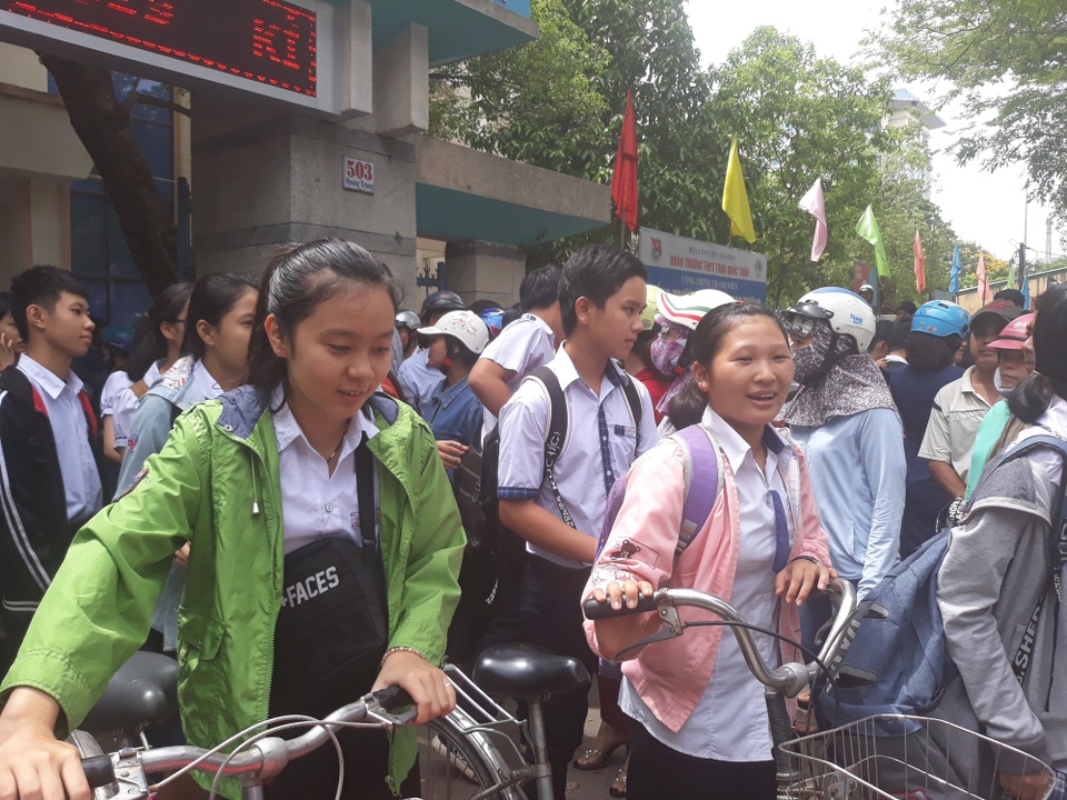 Quảng Ngãi: Mở đầu kỳ thi lớp 10 với đề Văn nhẹ nhàng - 1 Đa số thí sinh tại Quảng Ngãi khá thoải mái khi kết thúc môn thi đầu tiên của kỳ thi tuyển sinh vào lớp 10 THPT năm học 2018 - 2019