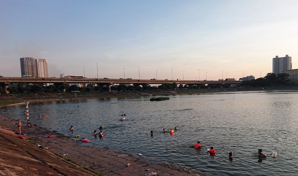 Hà Nội: Người dân tắm hồ Linh Đàm bất chấp nguy hiểm - 9