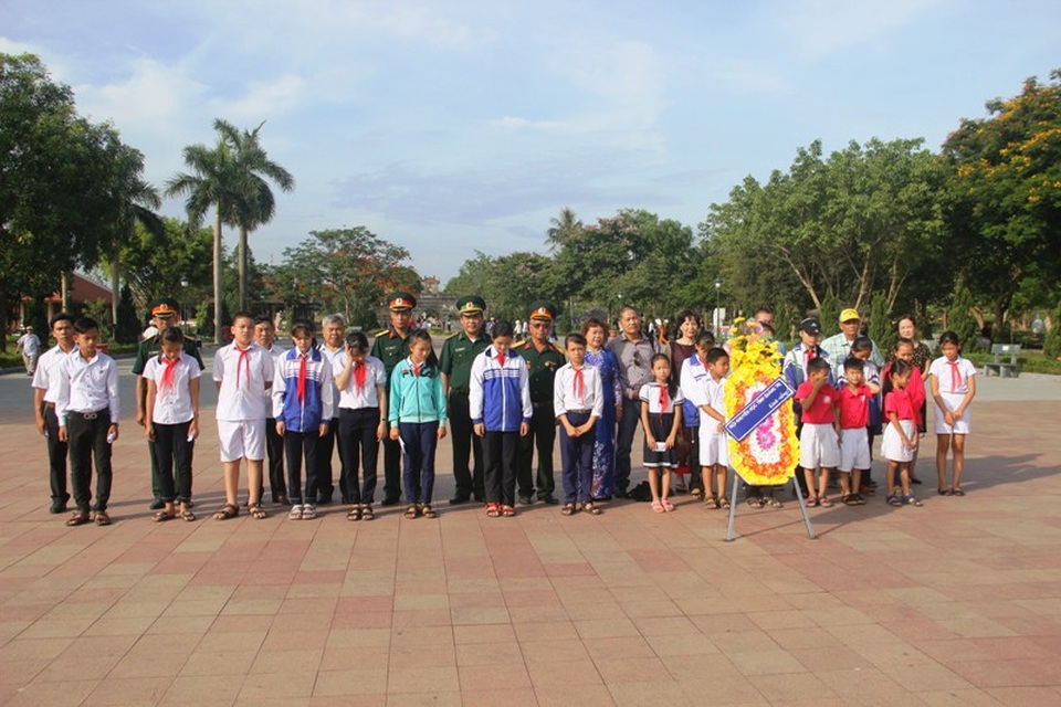 Món quà nghĩa tình từ đất Tổ đến với học sinh nghèo Quảng Trị - 1 Gia đình liệt sĩ Bùi Kim Đỉnh và lãnh đạo Hội Khuyến học, các đơn vị vũ trang dâng hoa tưởng nhớ các liệt sĩ