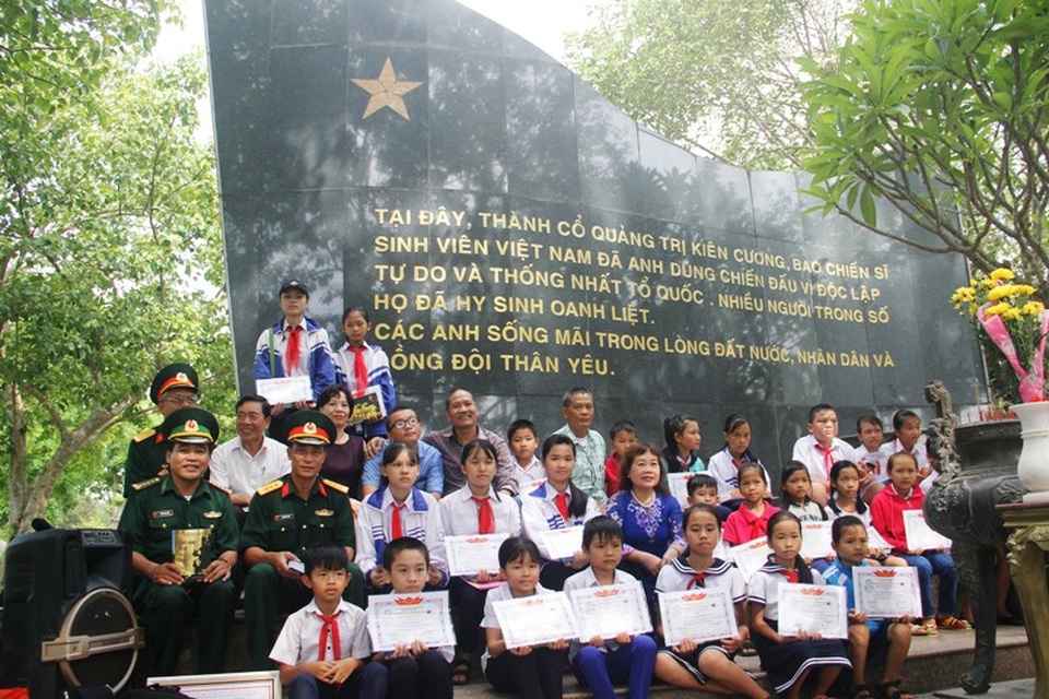 Món quà nghĩa tình từ đất Tổ đến với học sinh nghèo Quảng Trị - 4 Tượng đài sinh viên tại Thành cổ, nơi ghi nhớ các anh hùng liệt sĩ, thể hiện khát vọng của tuổi trẻ bảo vệ Tổ quốc