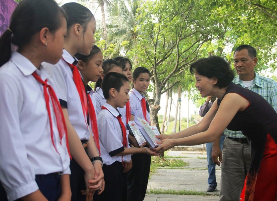 Món quà nghĩa tình từ đất Tổ đến với học sinh nghèo Quảng Trị - 3 Những suất học bổng, những cuốn nhật ký được những người em liệt sĩ tặng cho học sinh