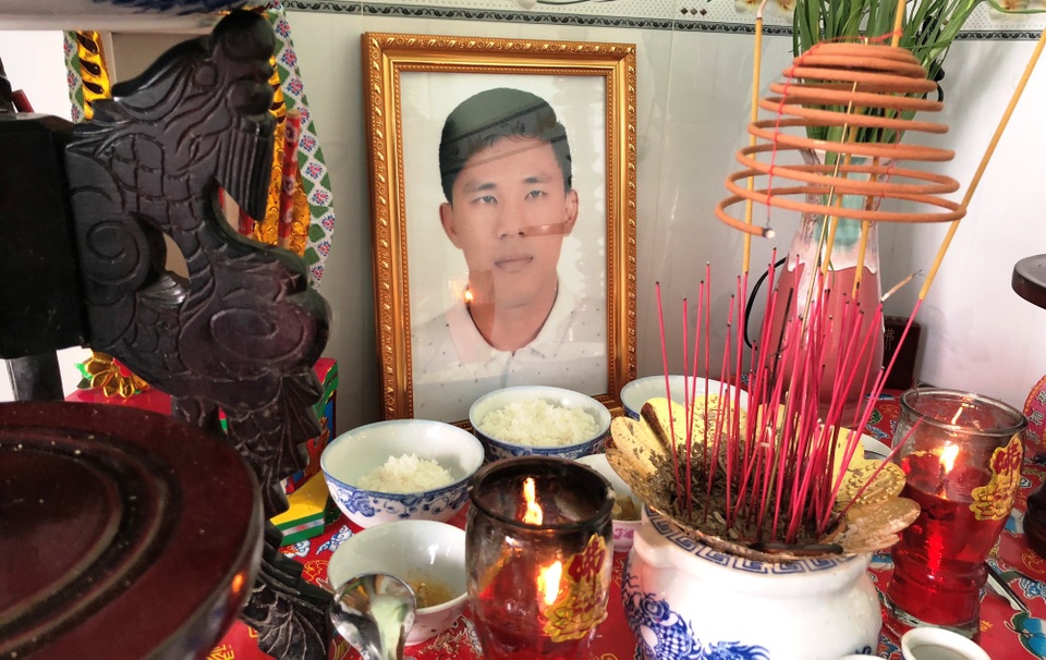 Người mẹ Việt tìm mọi cách sang Mỹ đưa tro cốt con về - 1 Bàn thờ và di ảnh của anh Khương được gia đình lập ở quê nhà Long An. Hiện thi thể của anh Khương vẫn còn ở Mỹ.