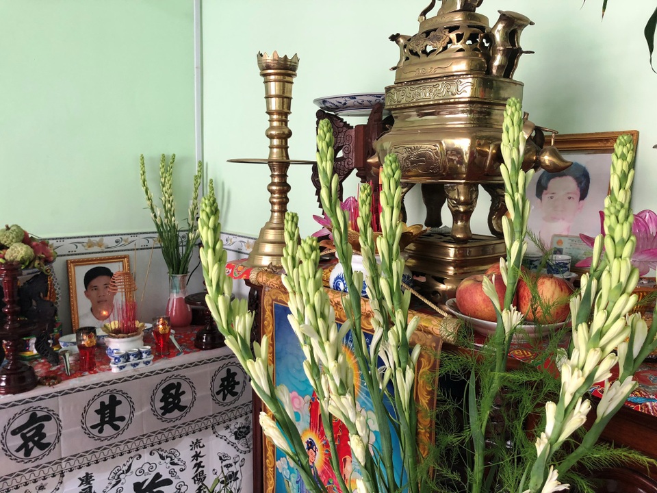 Người mẹ Việt tìm mọi cách sang Mỹ đưa tro cốt con về - 2 Nỗi đau chồng chất nỗi đau khi chỉ 10 năm, 2 đứa con ttrai của vợ chồng bà Thơm lần lượt ra đi.