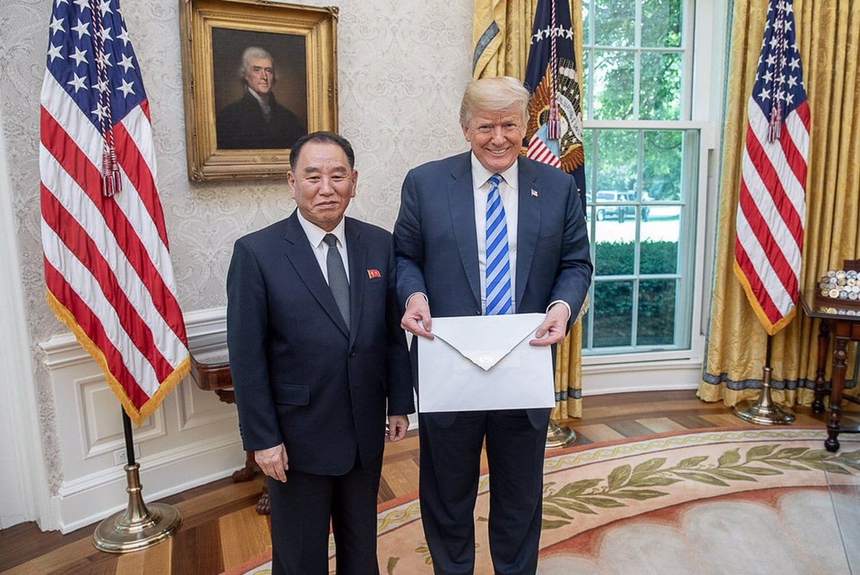 Tranh cãi phong cách thân thiện của ông Trump khi tiếp “sứ giả” Triều Tiên - 2
Tổng thống Trump tươi cười khi cầm trên tay bức thư do ông Kim Yong-chol mang tới Nhà Trắng (Ảnh: White House)