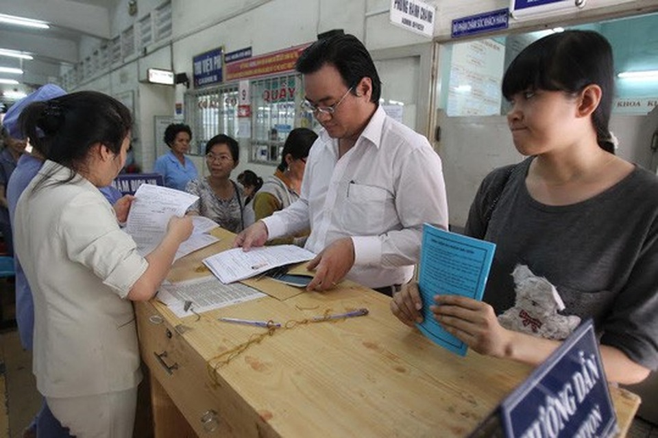 Ngưng hợp đồng cơ sở y tế có biểu hiện lạm dụng, trục lợi quỹ BHYT - 2 Người dân TP HCM làm thủ tục đăng ký khám chữa bệnh BHYT