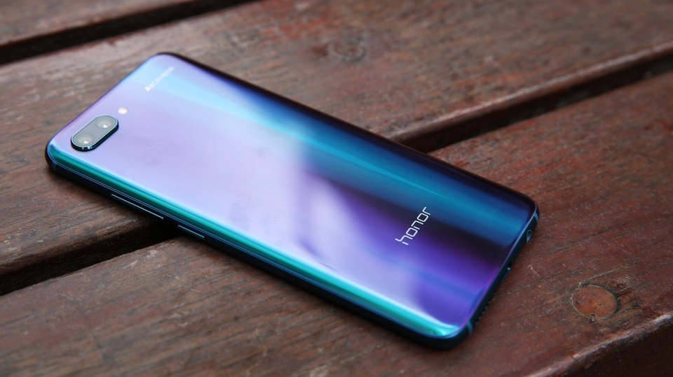 7 điểm nhấn sáng giá trên Honor 10 giá dưới 10 triệu đồng - 1 Màu xanh Phantom Blue của Honor 10 khá độc đáo và sang trọng