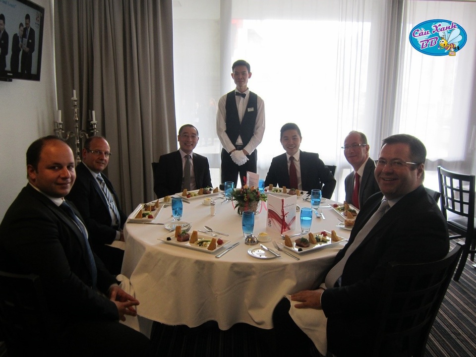 
Đại diện công ty Cầu Xanh và bạn Tuấn Duy ăn trưa cùng các lãnh đạo trường HTMi tại nhà ăn của trường, Thuỵ Sỹ
